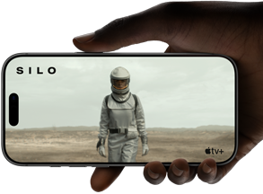 Eine Hand hält ein iPhone 17 Pro, Silber, horizontal, Video wird auf All-Screen Display wiedergegeben und zeigt damit die Batterielaufzeit