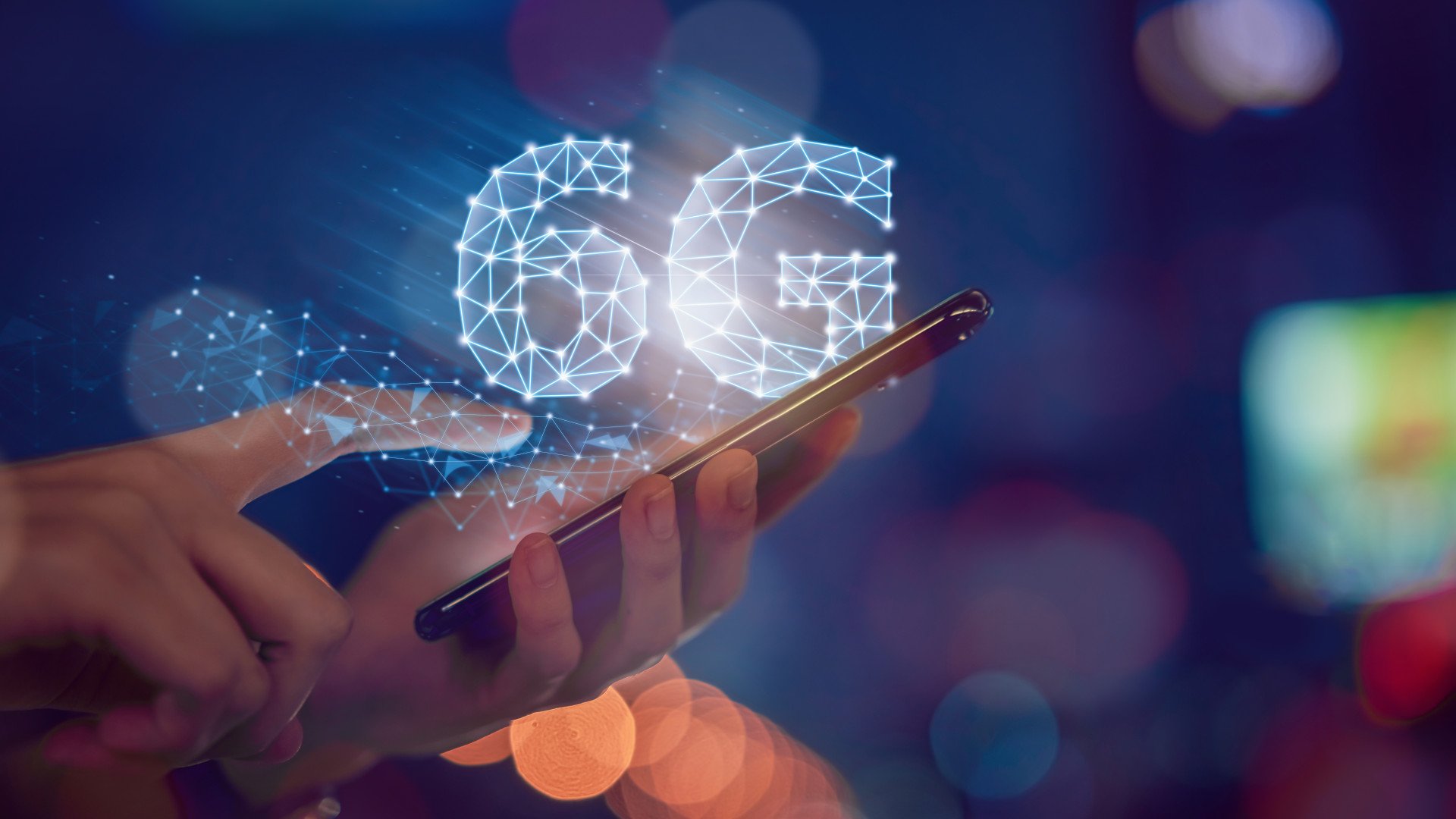 6G: Zwei Hände halten ein Smartphone. Darüber ein 6G-Symbol.