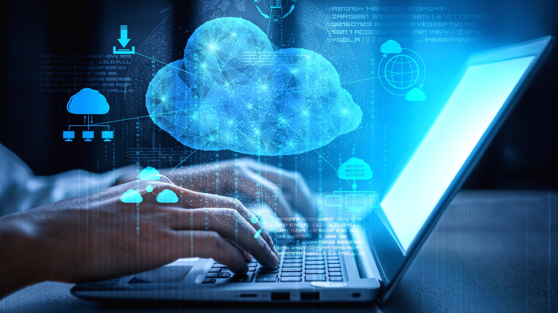 Symbolbild Private Cloud: Hände tippen auf einem Laptop und greifen auf die private Cloudumgebung der Firma zu.